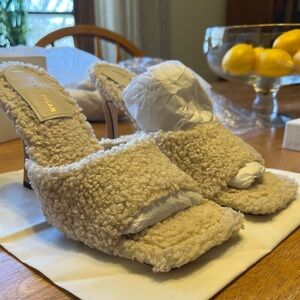 Good American The Standout Cream color 4.3” heeled mule. NIB Tried on only